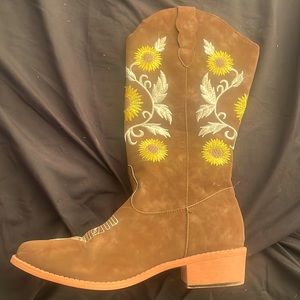 Women’s cowboy boots size 10